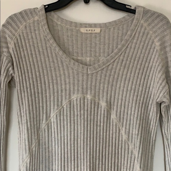 🎉 SOLD!!!! 2/$12. Illa Illa Top - Picture 2 of 7